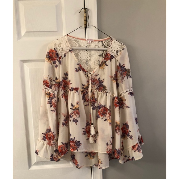 Detailed Flowy Top - Picture 2 of 4